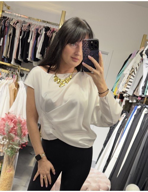 Biała bluzeczka od Babylon z naszyjnikiem // 2997