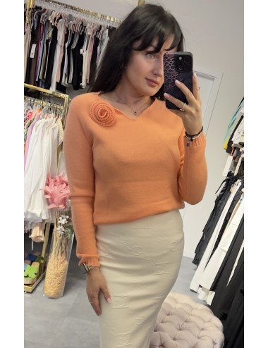 Brzoskwiniowy sweterek z różą // 3297