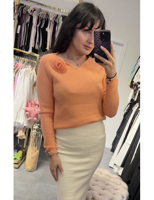 Brzoskwiniowy sweterek z różą // 3297