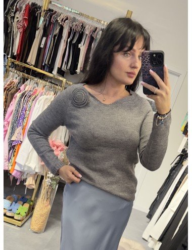 szary sweterek z różą // 3298