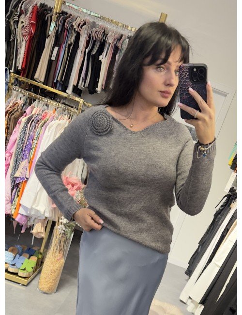 szary sweterek z różą // 3298