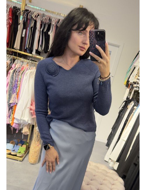 Granatowy sweterek z różą // 3302