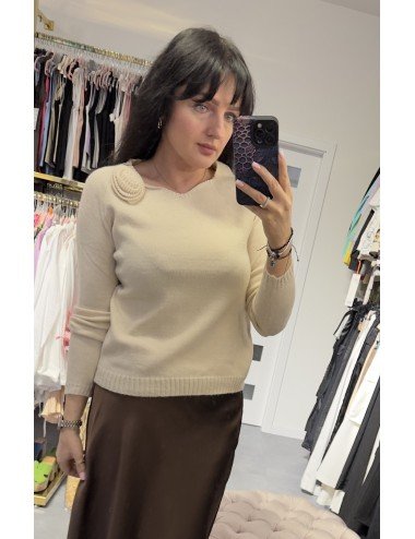 Kremowy sweterek z różą // 3303