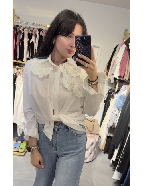 Biała koszula z ozdobnymi kwiatami // 3477