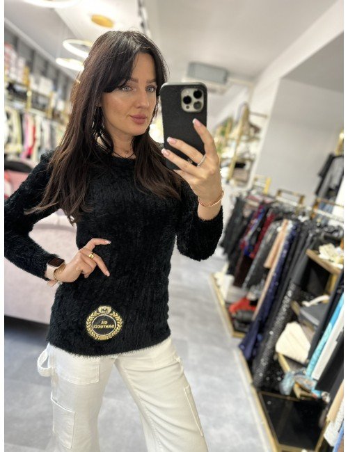 Czarny sweterek z ozdobną naszywką z napisem od Gil Santucci