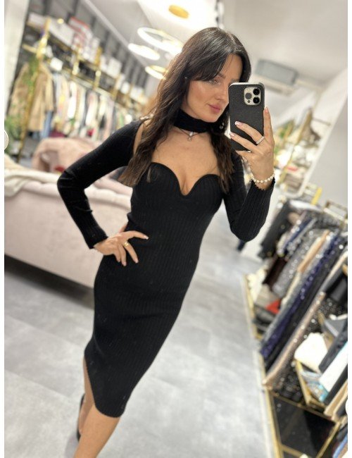 Długa, dzianinowa sukienka z ciekawym dekoltem od Souvenir