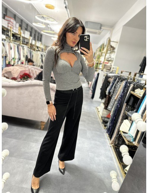 Sweterkowa bluzka z ciekawym dekoltem od Souvenir