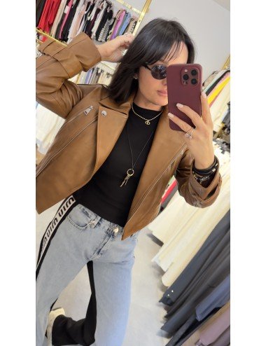 Brązowa ramoneska z naturalnej skóry – klasyka z nowoczesnym akcentem