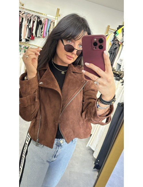 Brązowa ramoneska z naturalnego zamszu – klasyka z nutą rockowego stylu