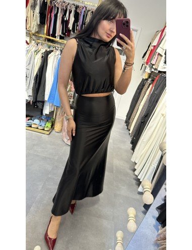 Czarny komplet atłaskowy – elegancja i ponadczasowy styl