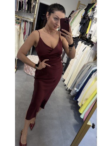 Dopasowana sukienka midi Imperial – elegancja i szyk