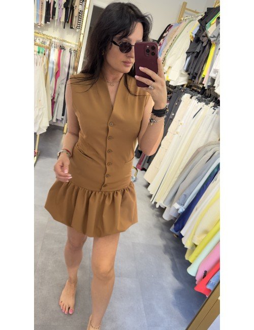 Sukienka Imperial bez rękawów – elegancja i nowoczesność