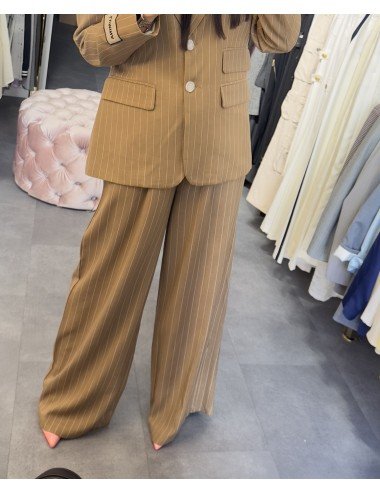 Brązowe spodnie Lumina – elegancja i komfort w paski