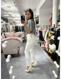 Białe jeansy skinny Roberta Biagi z przetarciami i złotym łańcuszkiem – modny minimalizm
