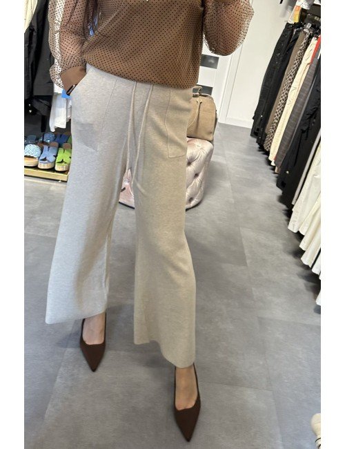 Beżowe dzianinowe spodnie – komfort i elegancja w codziennych stylizacjach