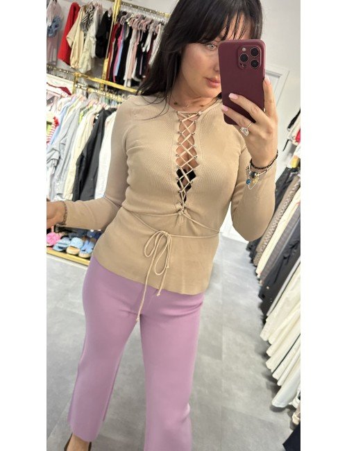 Beżowa wiskozowa bluzeczka z wiązaniem – subtelna elegancja na każdą okazję