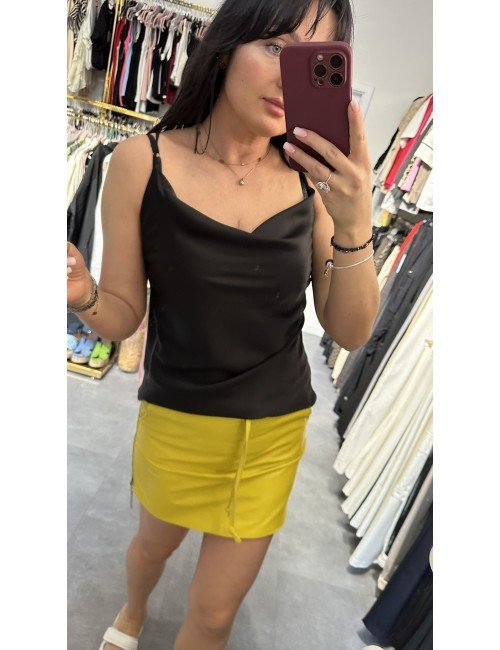 Czarna bluzeczka na cienkich ramiączkach – elegancka i subtelna satynowa bluzka