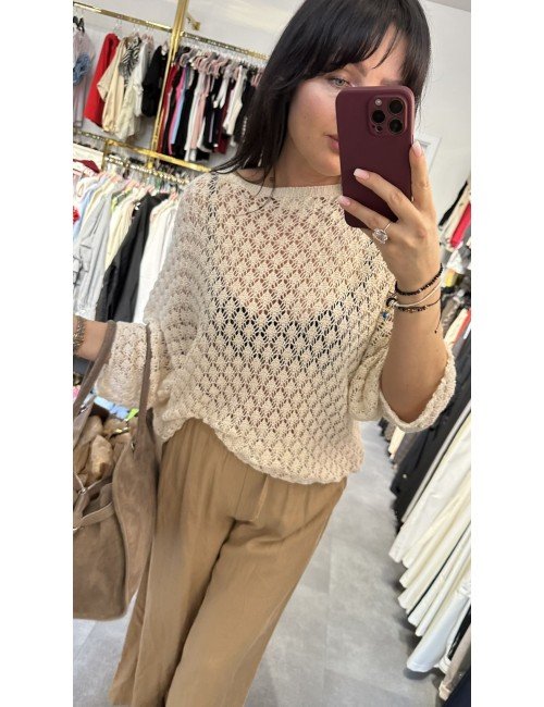 Ażurowy sweterek w złamanej bieli – lekka elegancja i romantyzm