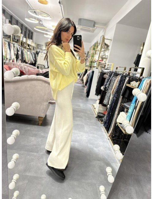 Kobiecy, żółty sweterek oversize od Adore Danew