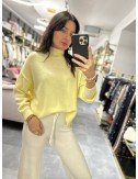 Kobiecy, żółty sweterek oversize od Adore Danew