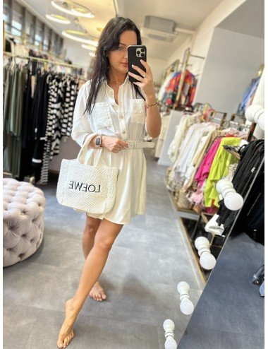 Biała Sukienka Koszulowa z Paskiem – Lekkie Lato w Eleganckim Stylu