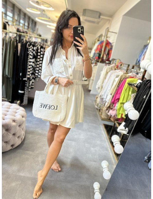 Biała Sukienka Koszulowa z Paskiem – Lekkie Lato w Eleganckim Stylu