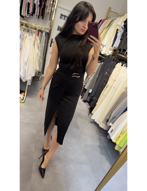 Czarna sukienka na grubych ramiączkach – dopasowany fason, marszczenie, elegancja i komfort