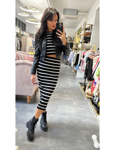 Stylowy komplet w czarno-białe paski – bluzka i ołówkowa spódnica | Klasyka w nowoczesnym wydaniu