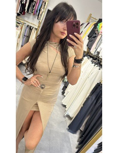 Beżowa sukienka midi z marszczeniem – klasyka i wygoda