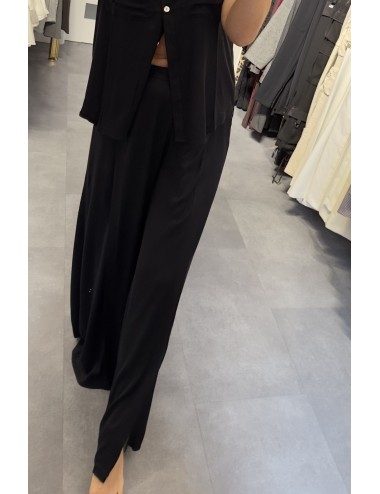 Spodnie z rayonu z rozcięciem – lekkość i elegancja