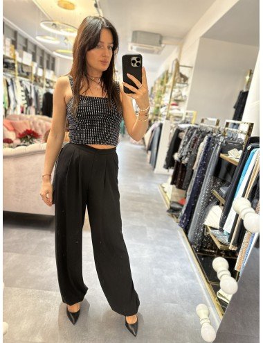 Krótki, czarny, cekinowy top na ramiączkach od Adore Danew