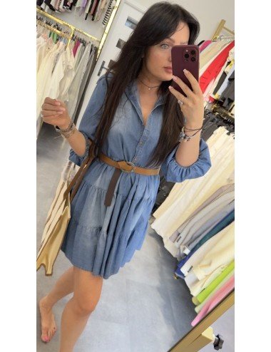 Jeansowa sukienka z falbaną i paskiem MOTEL – 100% bawełna, włoska produkcja