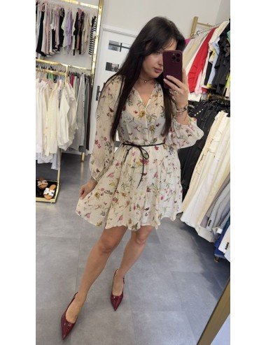 Włoska sukienka MOTEL z tencelu – kwiatowy print, falbany, pasek, ecru | Premium jakość