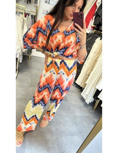 Letni komplet Ana Caselli – zwiewne spodnie i oversize’owa bluzka w odcieniach pomarańczowego, bieli i niebieskiego