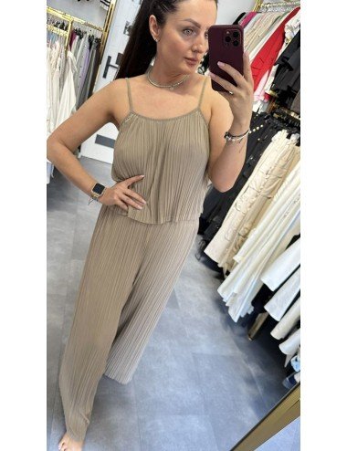 Plisowany komplet Ana Caselli – top na ramiączkach i szerokie spodnie