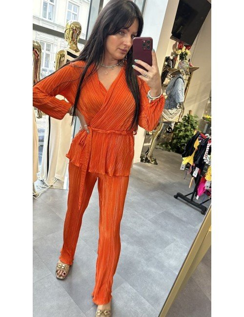 Plisowany komplet damski – kopertowa bluzka i szerokie spodnie na lato