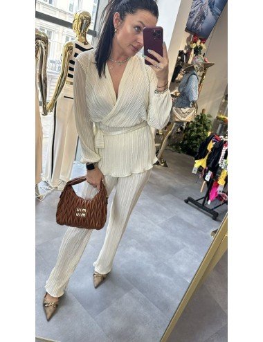 Plisowany komplet damski – kopertowa bluzka i szerokie spodnie na lato