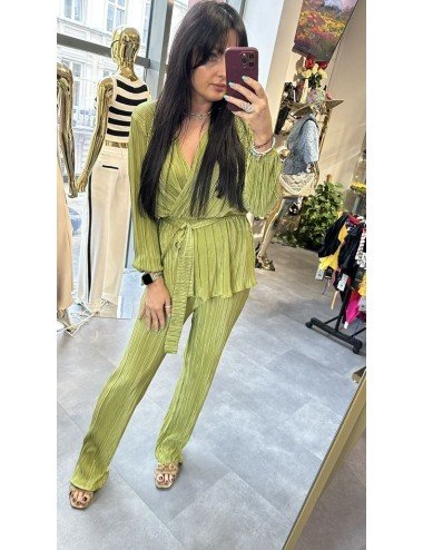 Plisowany komplet damski – kopertowa bluzka i szerokie spodnie na lato