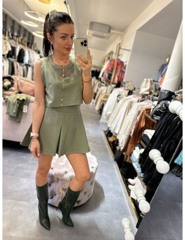 Oliwkowa sukienka mini z koronką i łańcuszkiem „Happy Happy” – 100% bawełna