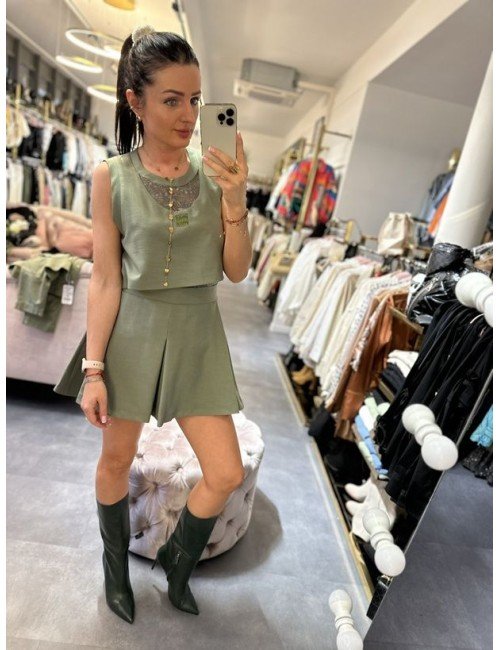 Oliwkowa sukienka mini z koronką i łańcuszkiem „Happy Happy” – 100% bawełna