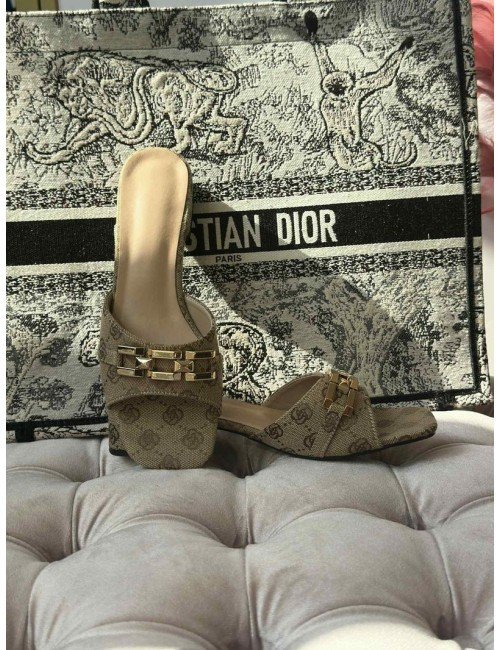 Klapki Mule z Monogramem i Złotą Klamrą – Beżowo-Brązowe // 4512*