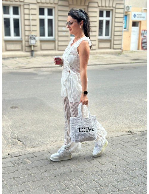 Koronkowe spodnie z rozszerzanymi nogawkami – lekkość i kobiecość na lato