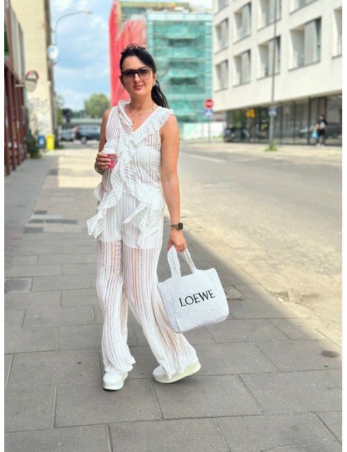 Koronkowa bluzka z falbanami i dekoltem – romantyzm w nowoczesnym wydaniu