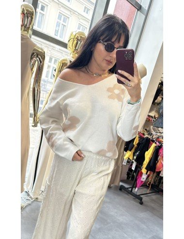 Sweter Damski Ecru z Wiskozy Kwiatowy Wzór Dekolt Carmen