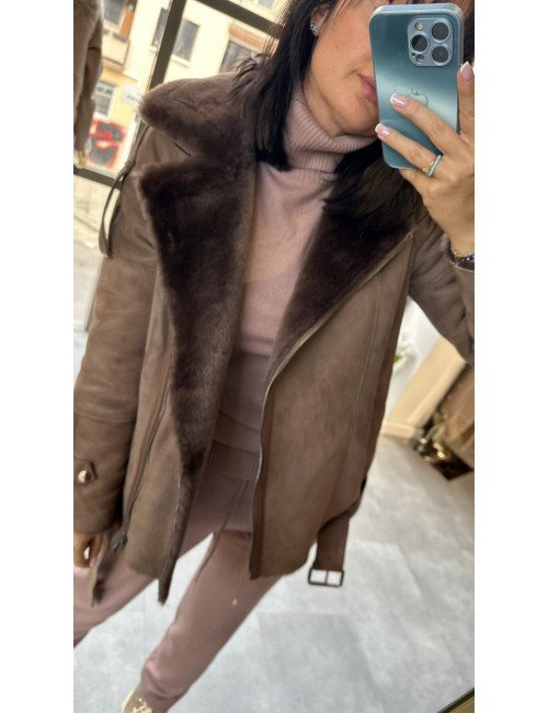 Brązowy Kożuch Naturalny z Zapięciem na Zamek i Odpinanym Paskiem // 4850