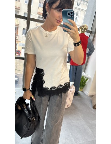 Bluzka T-Shirt Bawełniana z Asymetryczną Koronką – Luksusowy Styl Lingerie Chic, Made in Italy // 4941