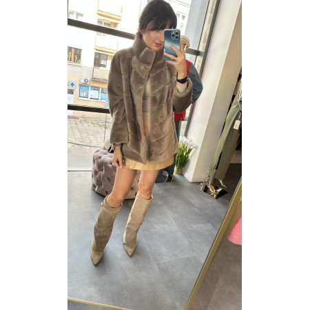 Luksusowe Futro Naturalne Krótki Płaszcz - Kolor Beżowy/Karmel, Fason Pikowany, Uniwersalny Rozmiar // 5002