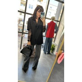 ViCOLO Blazer – Elegancja i Awangarda: Czarny Żakiet z Krótkim Rękawem i Koronkowym Akcentem, Made in Italy // 5129