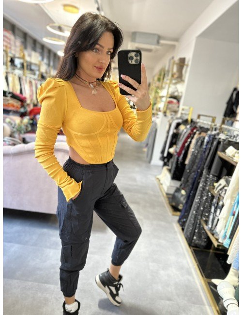 Kobieca krótka bluzka z prostokątnym dekoltem