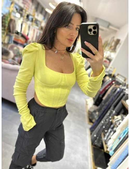 Kobieca krótka bluzka z prostokątnym dekoltem